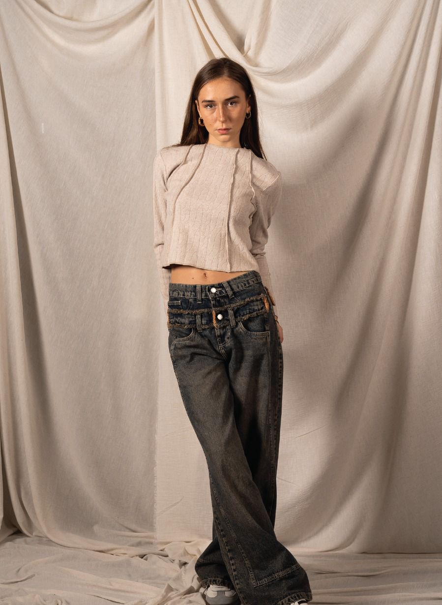 Double-waisted dirty jeans